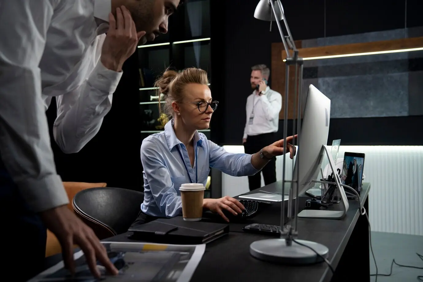 Industriedesigner, die im Büro an Computern arbeiten.