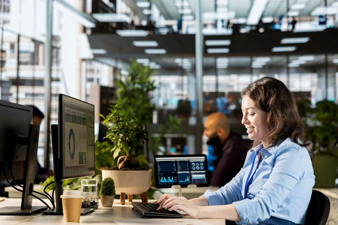 Büroangestellte Person, die am Arbeitsplatz Leistungskennzahlen prüft.