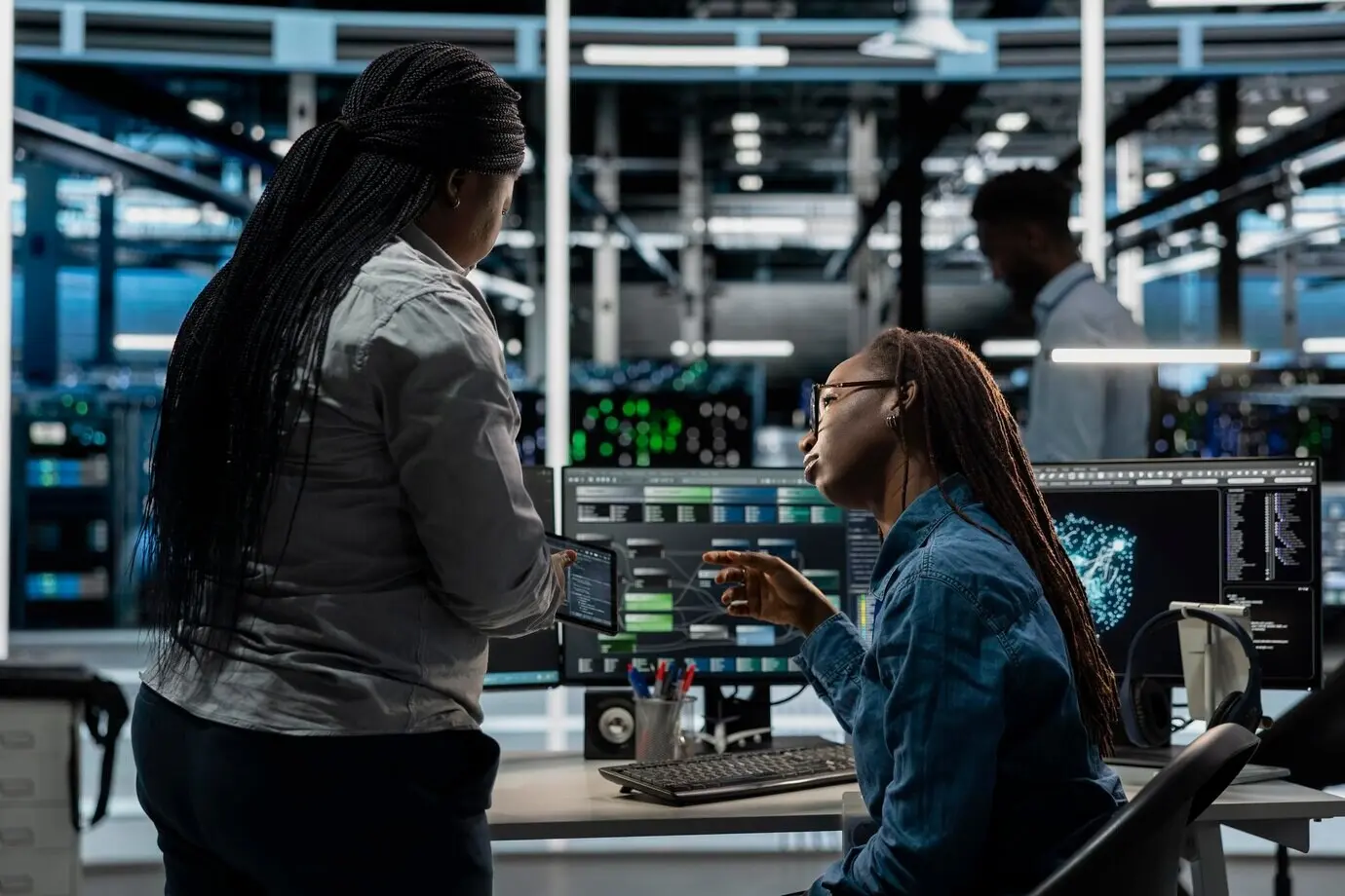 Rechenzentrumsteam arbeitet gemeinsam mithilfe eines KI-Visualisierungstools.